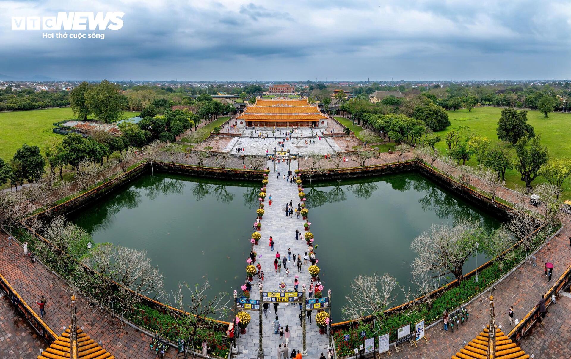 Hoàng cung nhà Nguyễn kín người đến du xuân hai ngày đầu năm Ất Tỵ- Ảnh 10.