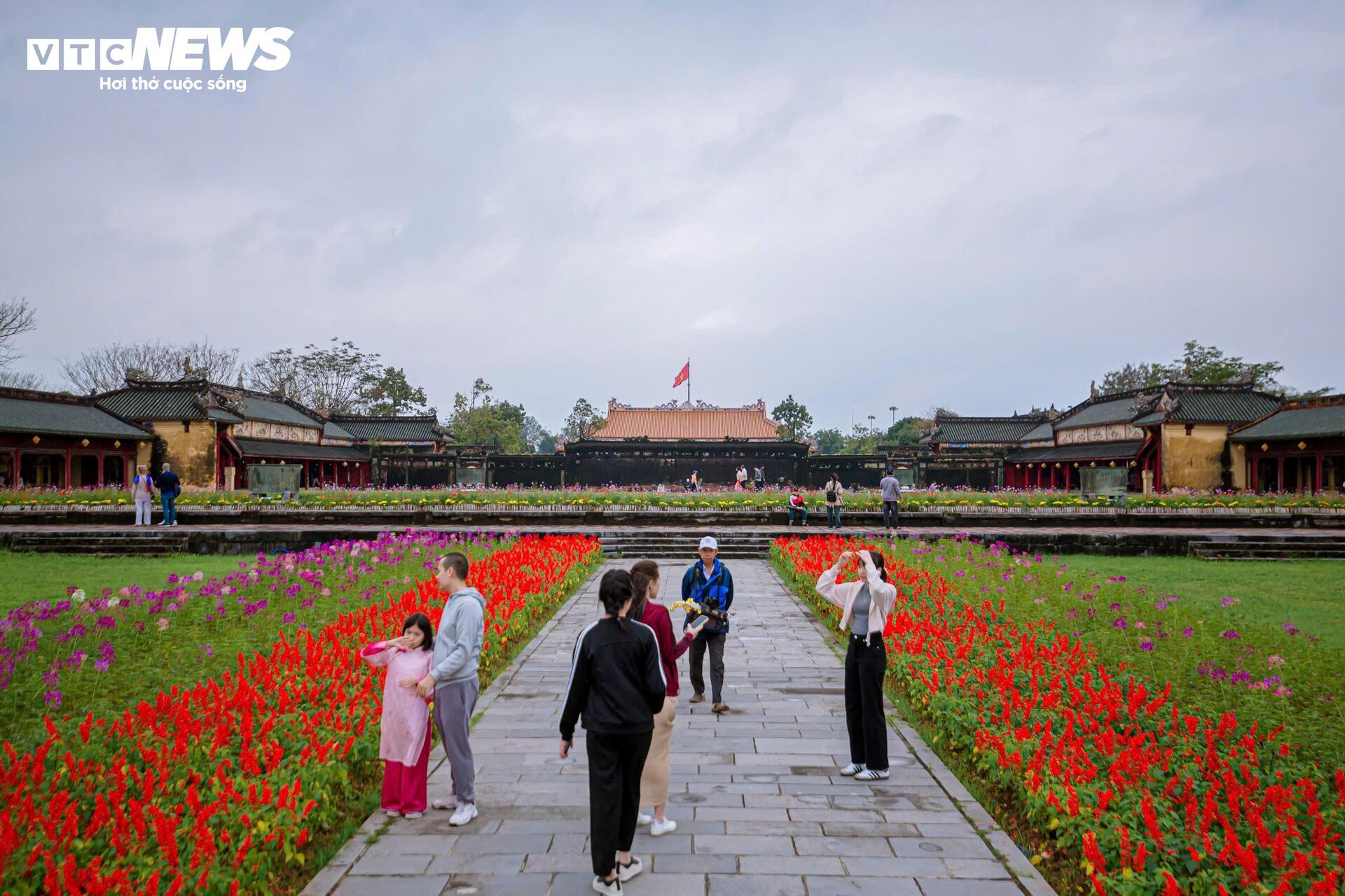 Hoàng cung nhà Nguyễn kín người đến du xuân hai ngày đầu năm Ất Tỵ- Ảnh 3.