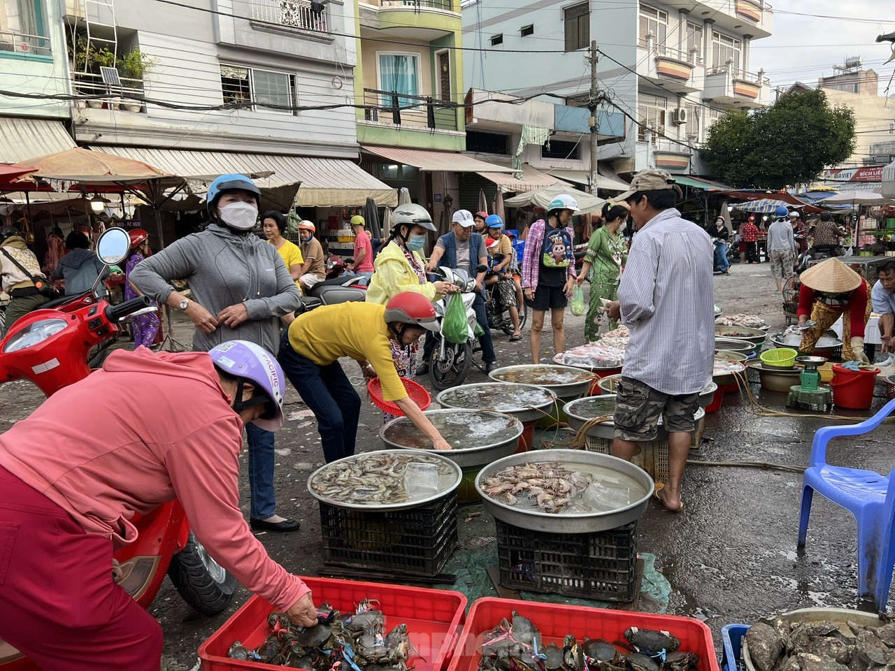 Thực phẩm mùng 2 Tết giá tăng nhẹ vẫn hút khách- Ảnh 2.