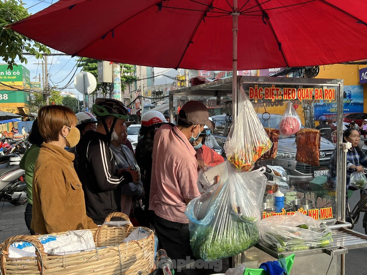 Thực phẩm mùng 2 Tết giá tăng nhẹ vẫn hút khách- Ảnh 8.