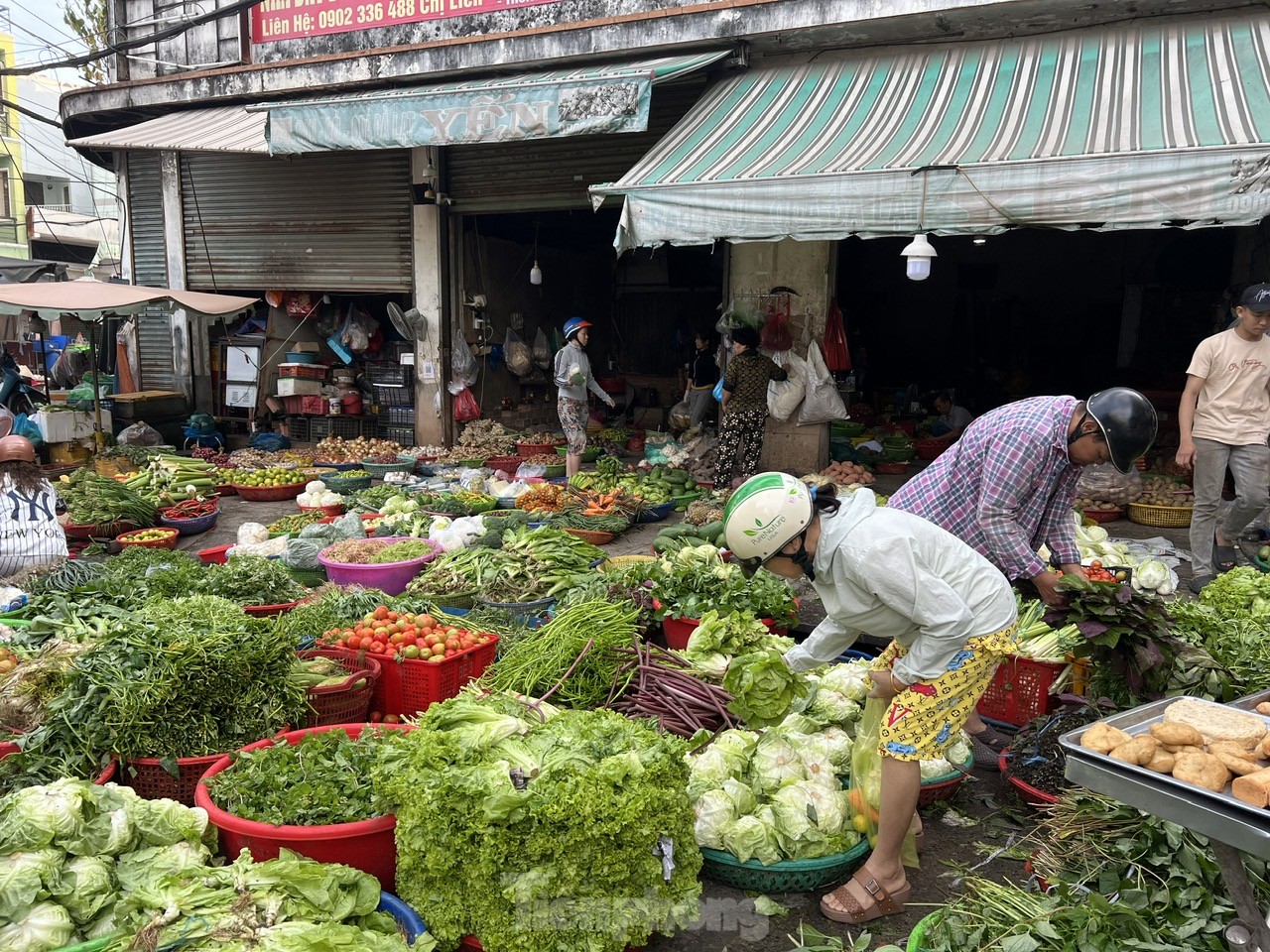 Thực phẩm mùng 2 Tết giá tăng nhẹ vẫn hút khách- Ảnh 3.