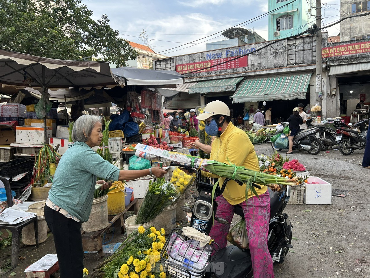 Thực phẩm mùng 2 Tết giá tăng nhẹ vẫn hút khách- Ảnh 5.