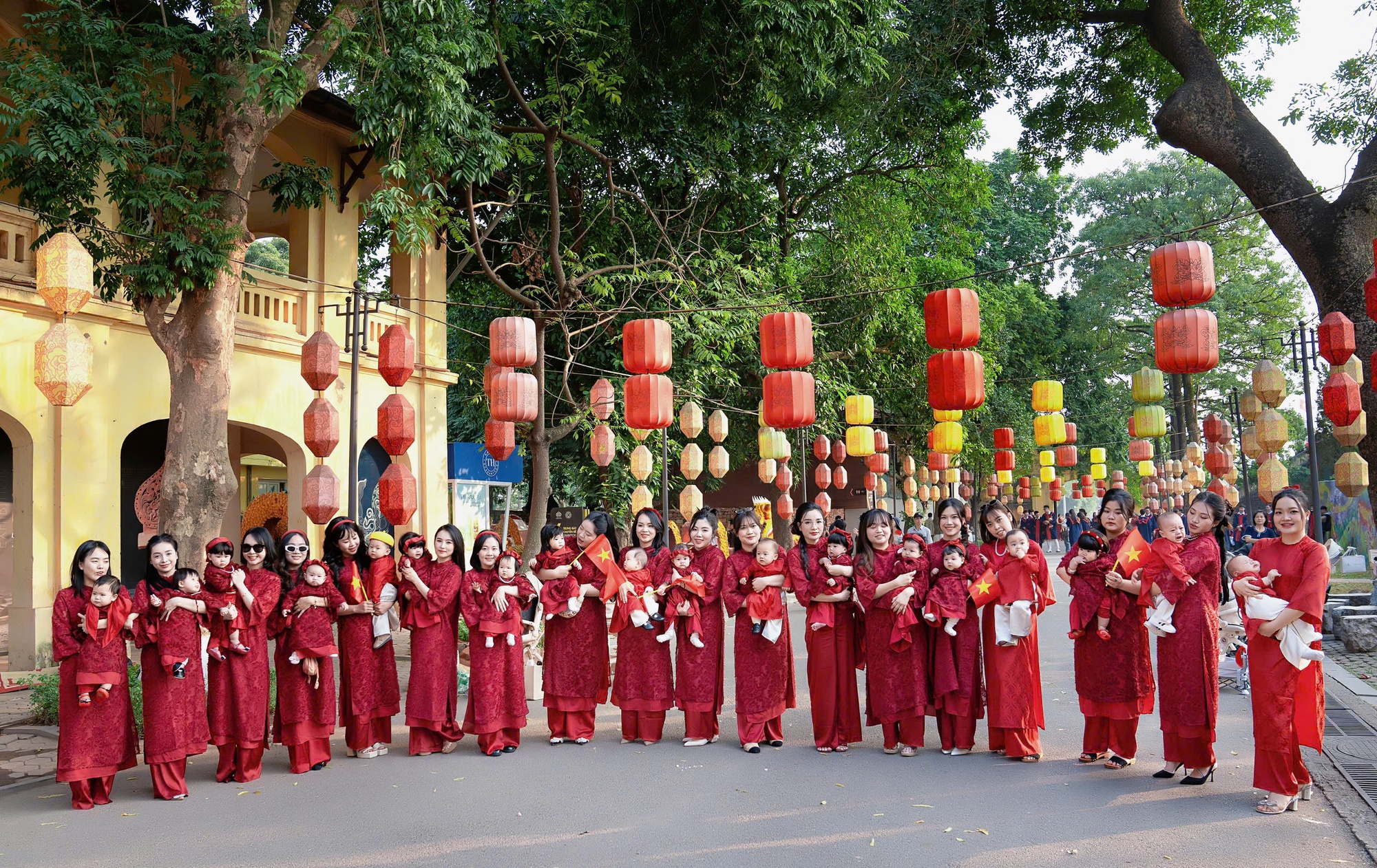 Team bỉm sữa Hà Nội khai xuân mùng 2 Tết bằng bộ ảnh không thể rực rỡ hơn, hứa hẹn một năm hoành tráng!- Ảnh 7.