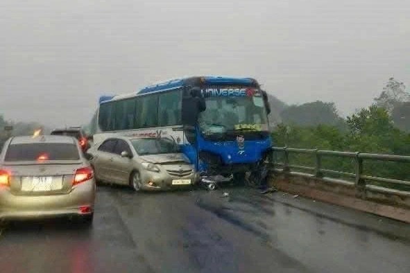 Trời mưa đường trơn khiến 3 ô tô tông liên hoàn trên cao tốc Hà Nội - Lào Cai- Ảnh 1.