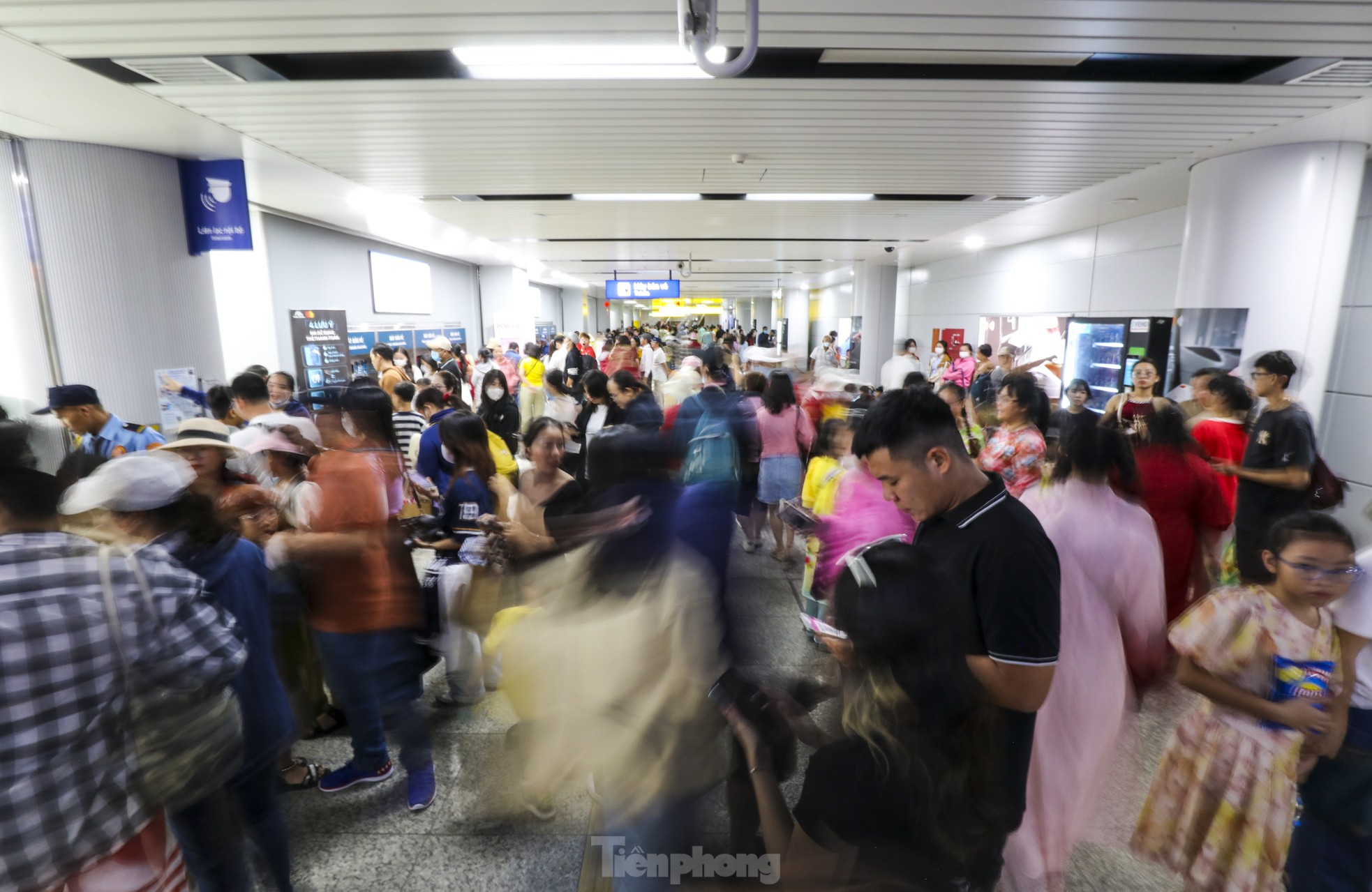 'Biển người' xếp hàng, chờ cả tiếng để đi metro TPHCM ngày mùng 3 Tết- Ảnh 8.