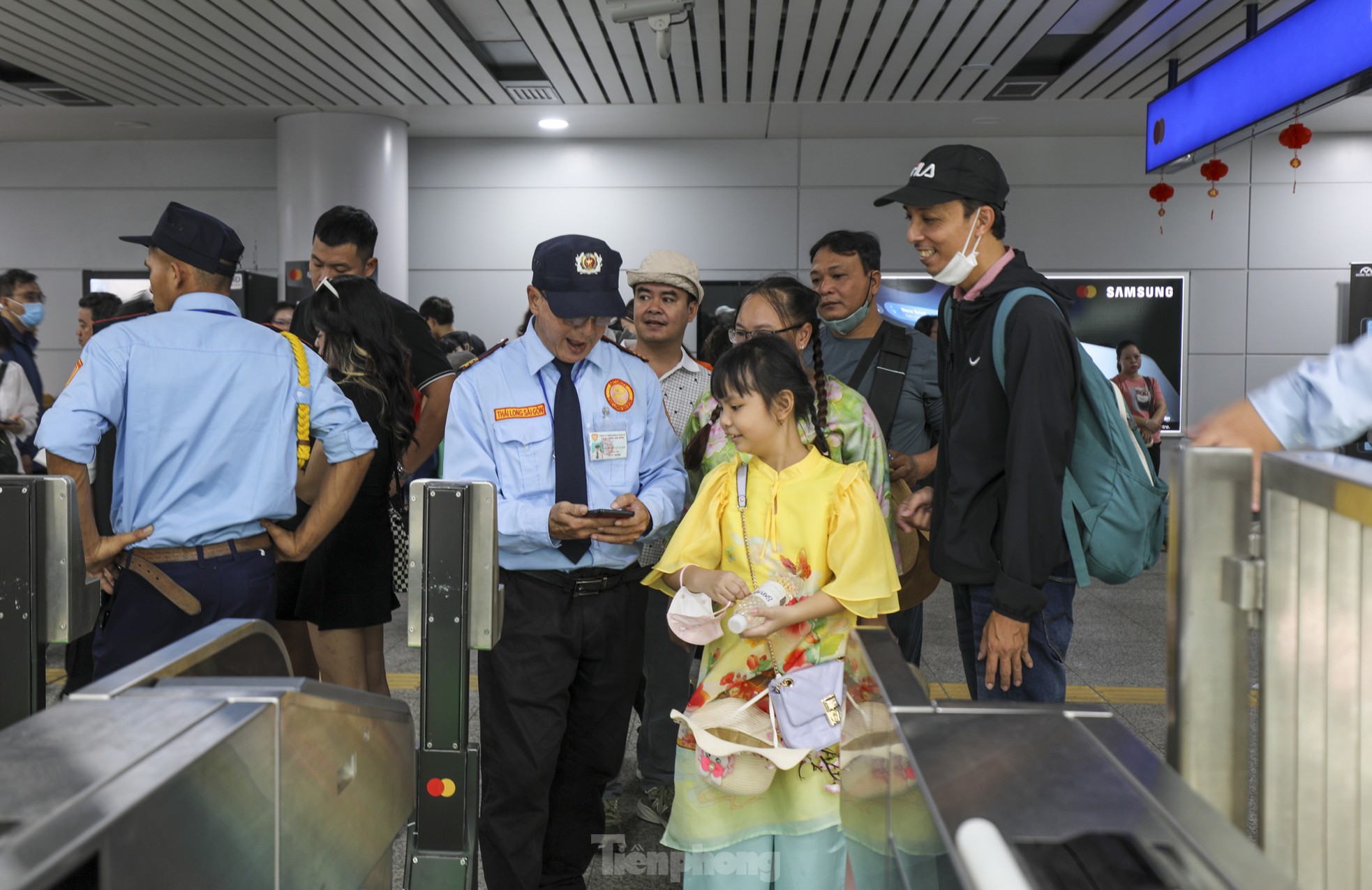 'Biển người' xếp hàng, chờ cả tiếng để đi metro TPHCM ngày mùng 3 Tết- Ảnh 13.