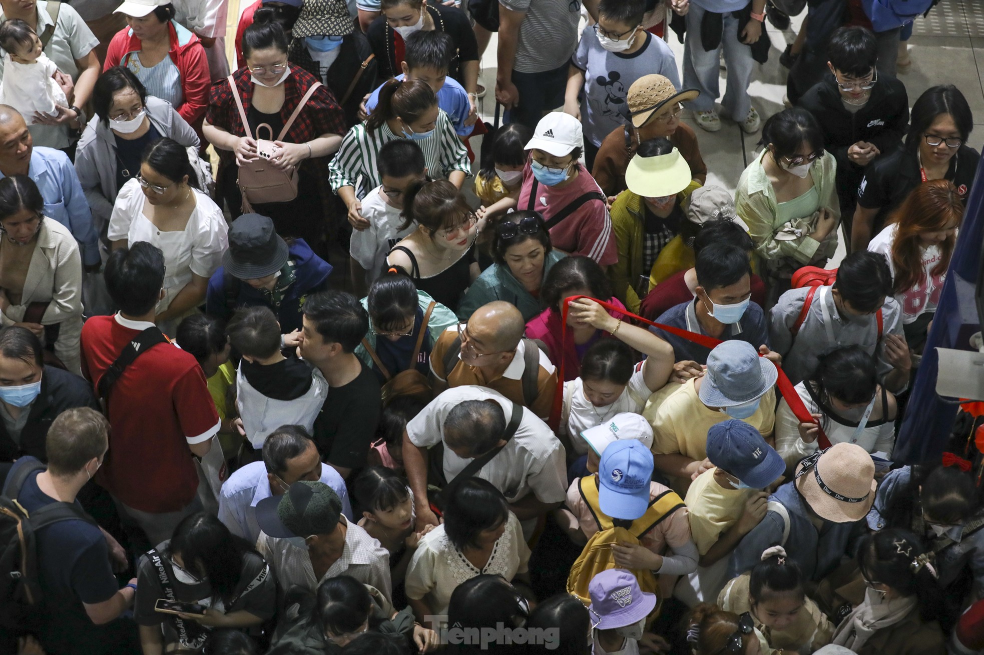 'Biển người' xếp hàng, chờ cả tiếng để đi metro TPHCM ngày mùng 3 Tết- Ảnh 9.