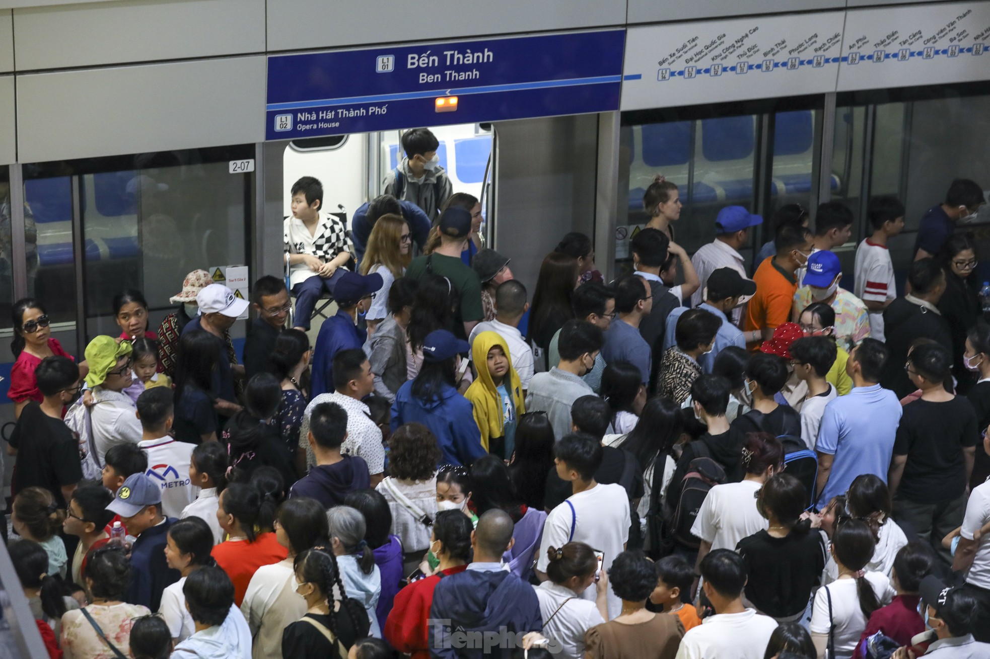 'Biển người' xếp hàng, chờ cả tiếng để đi metro TPHCM ngày mùng 3 Tết- Ảnh 10.