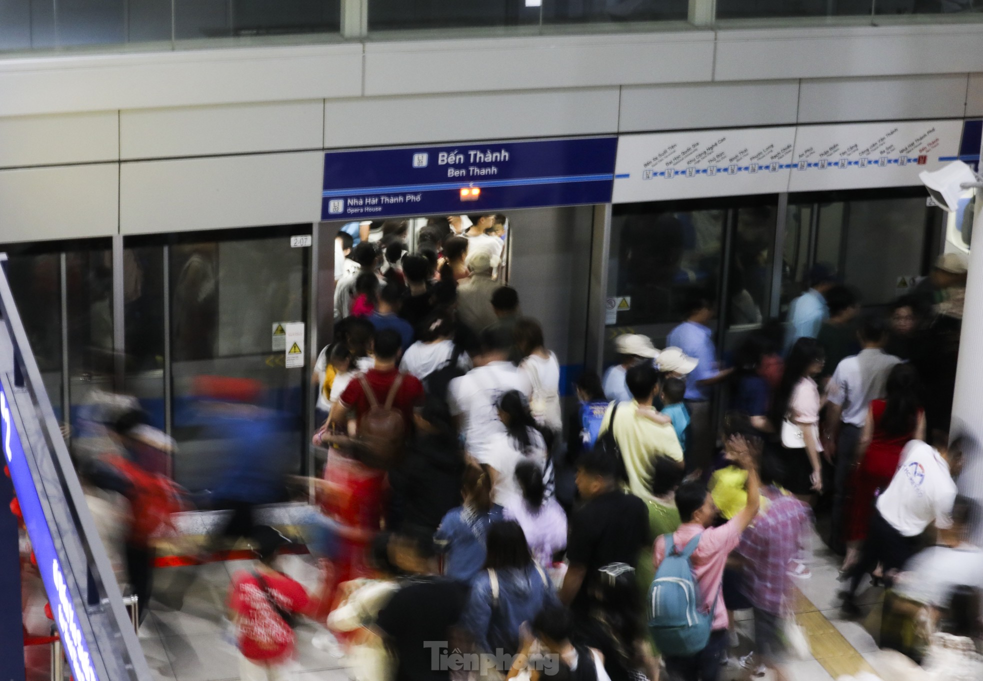 'Biển người' xếp hàng, chờ cả tiếng để đi metro TPHCM ngày mùng 3 Tết- Ảnh 15.