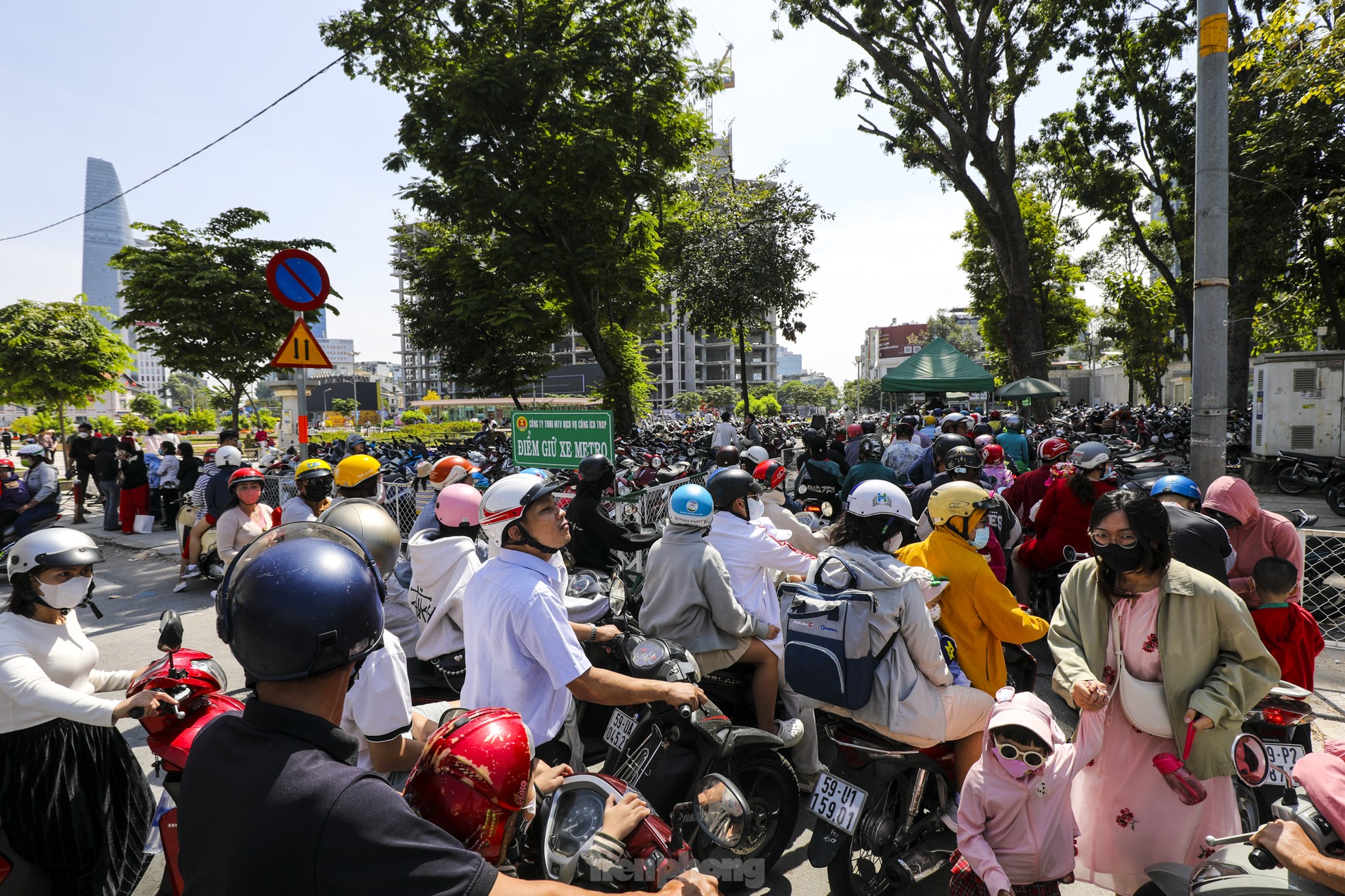 'Biển người' xếp hàng, chờ cả tiếng để đi metro TPHCM ngày mùng 3 Tết- Ảnh 19.