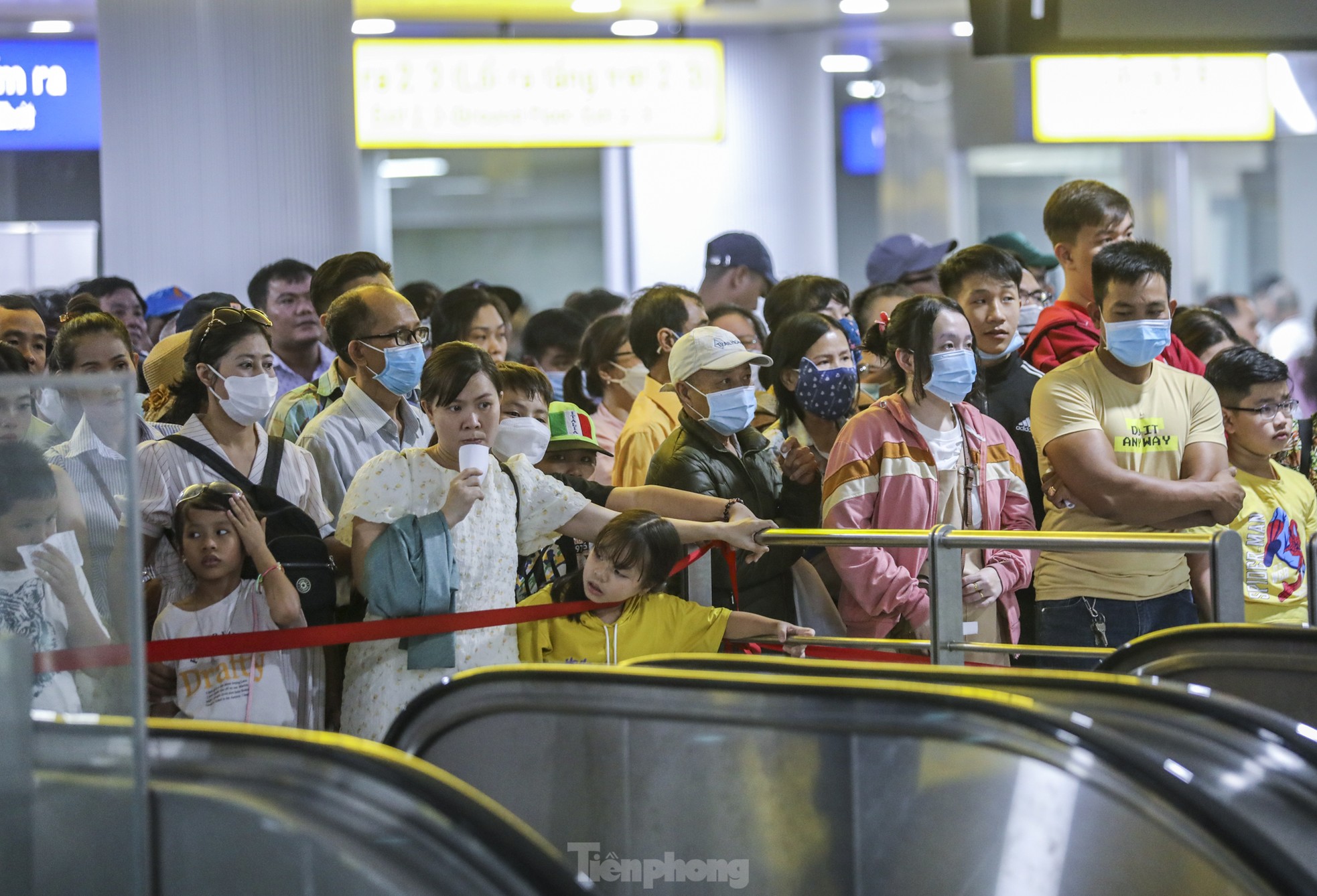 'Biển người' xếp hàng, chờ cả tiếng để đi metro TPHCM ngày mùng 3 Tết- Ảnh 11.