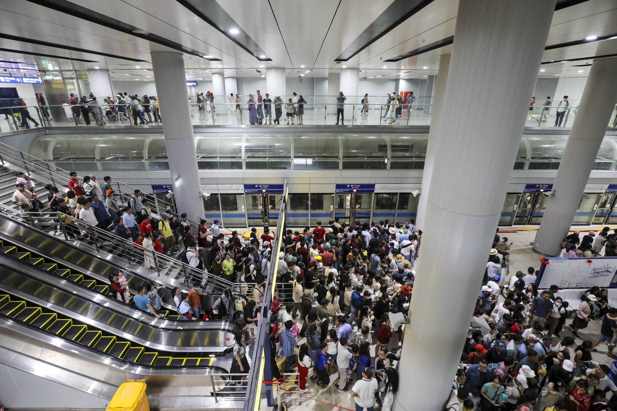 'Biển người' xếp hàng, chờ cả tiếng để đi metro TPHCM ngày mùng 3 Tết- Ảnh 18.