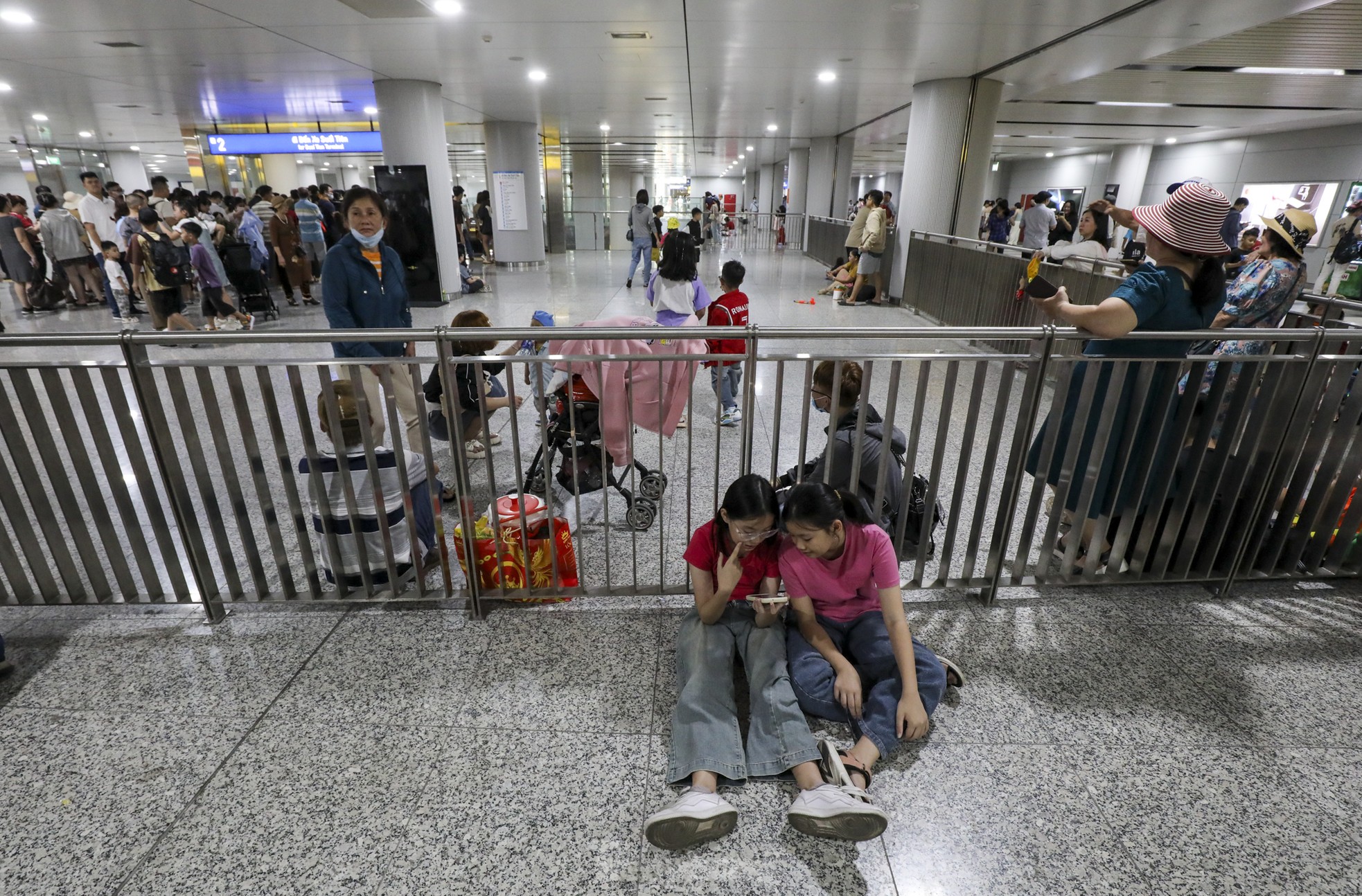 'Biển người' xếp hàng, chờ cả tiếng để đi metro TPHCM ngày mùng 3 Tết- Ảnh 3.