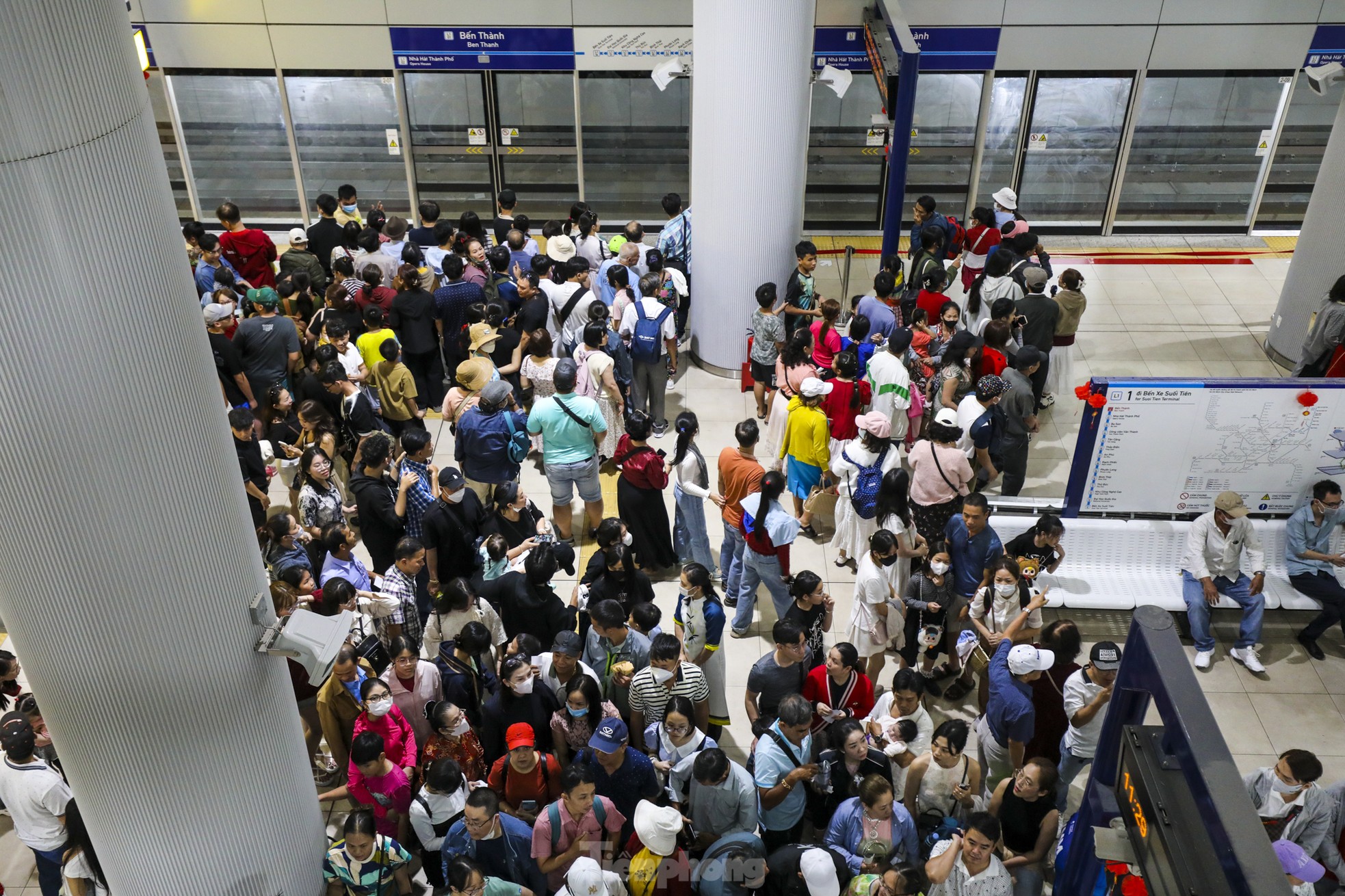 'Biển người' xếp hàng, chờ cả tiếng để đi metro TPHCM ngày mùng 3 Tết- Ảnh 16.