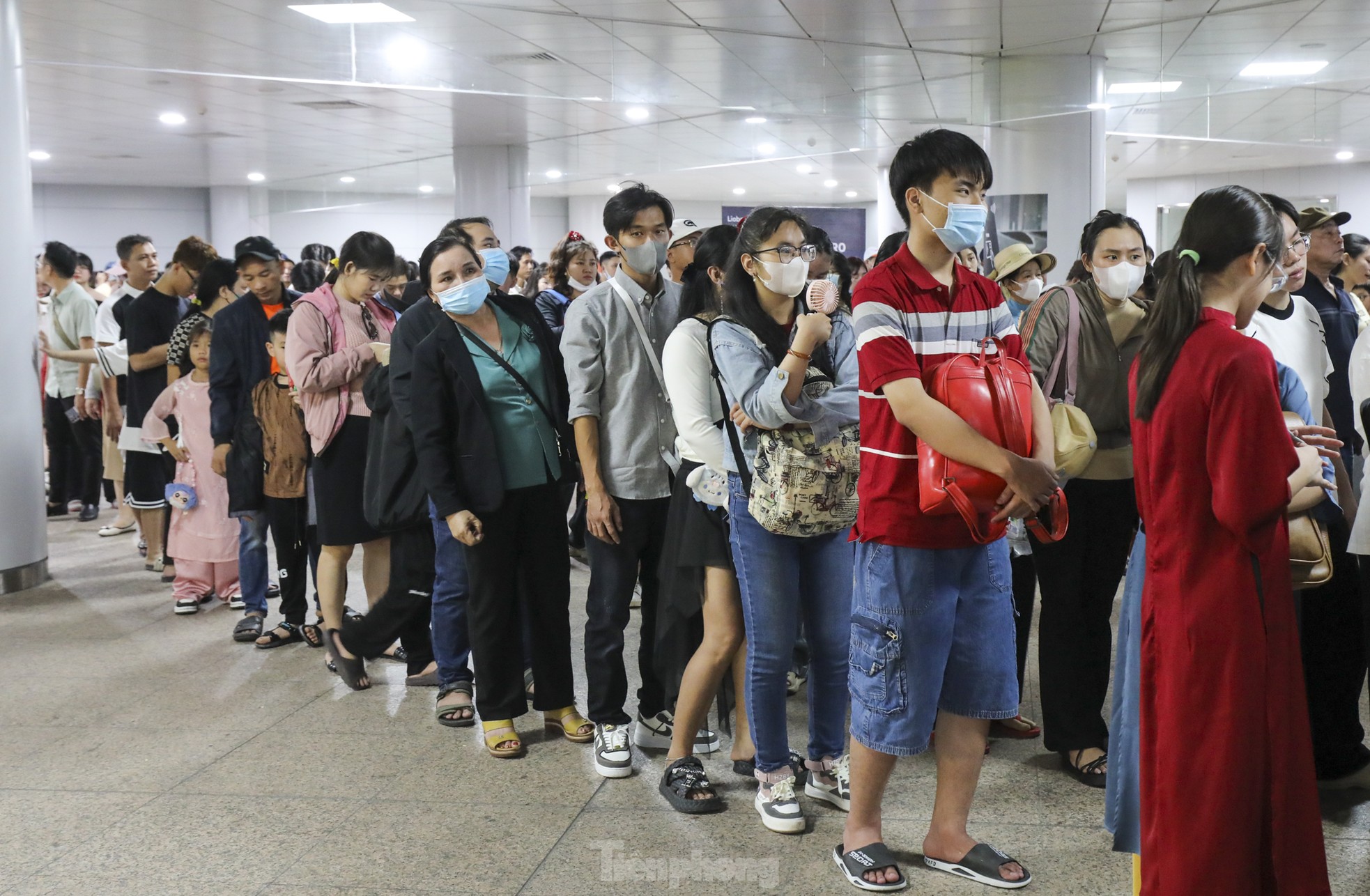 'Biển người' xếp hàng, chờ cả tiếng để đi metro TPHCM ngày mùng 3 Tết- Ảnh 4.