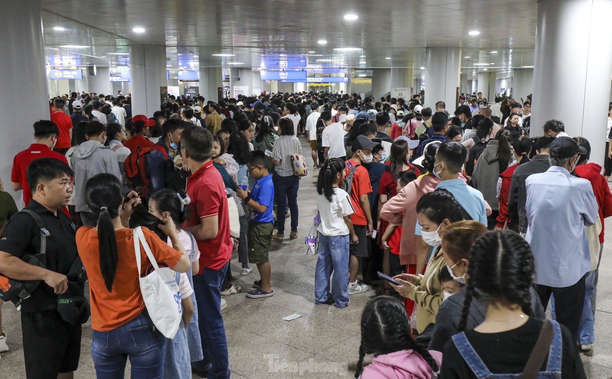 'Biển người' xếp hàng, chờ cả tiếng để đi metro TPHCM ngày mùng 3 Tết- Ảnh 7.