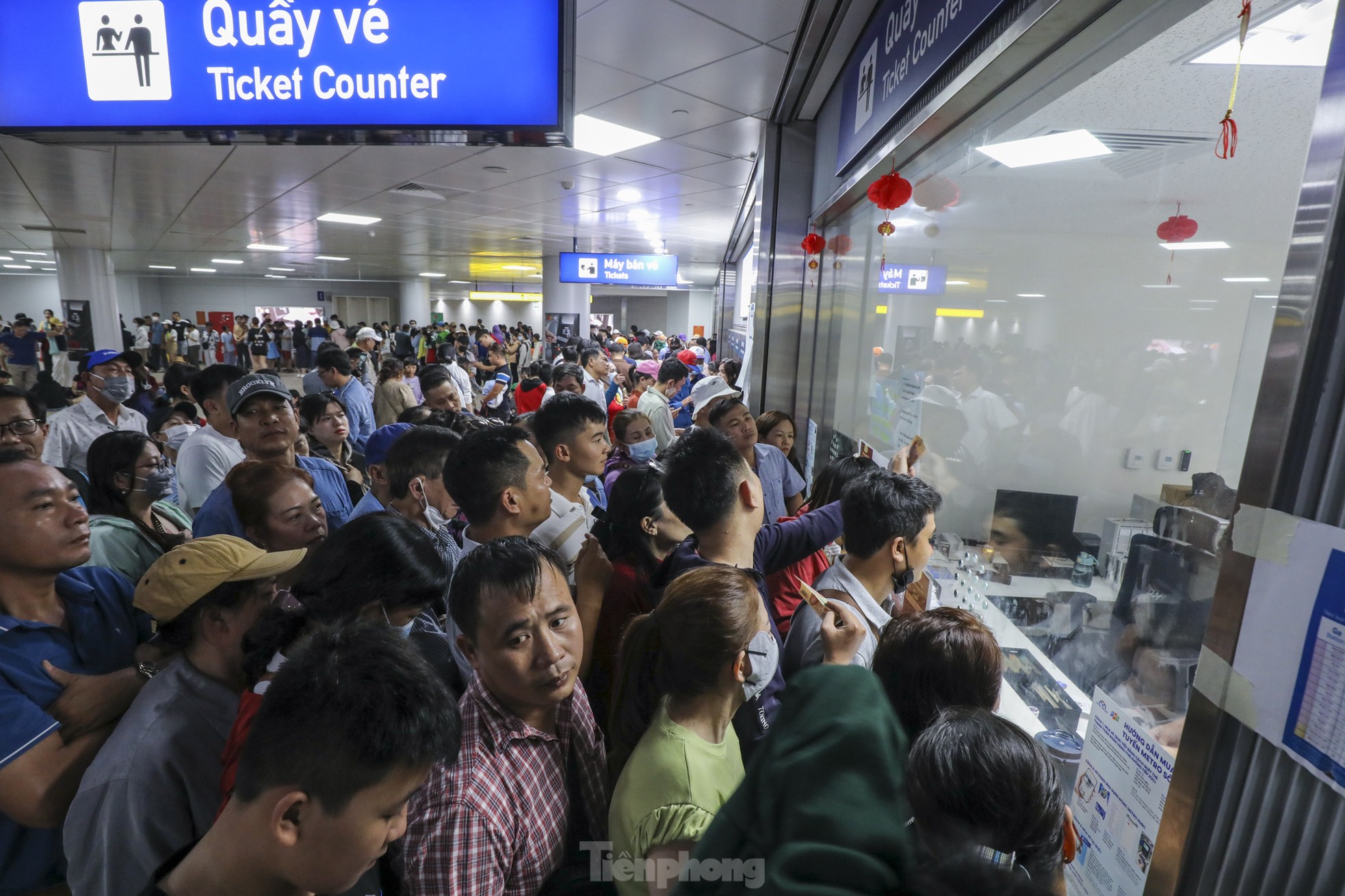 'Biển người' xếp hàng, chờ cả tiếng để đi metro TPHCM ngày mùng 3 Tết- Ảnh 6.