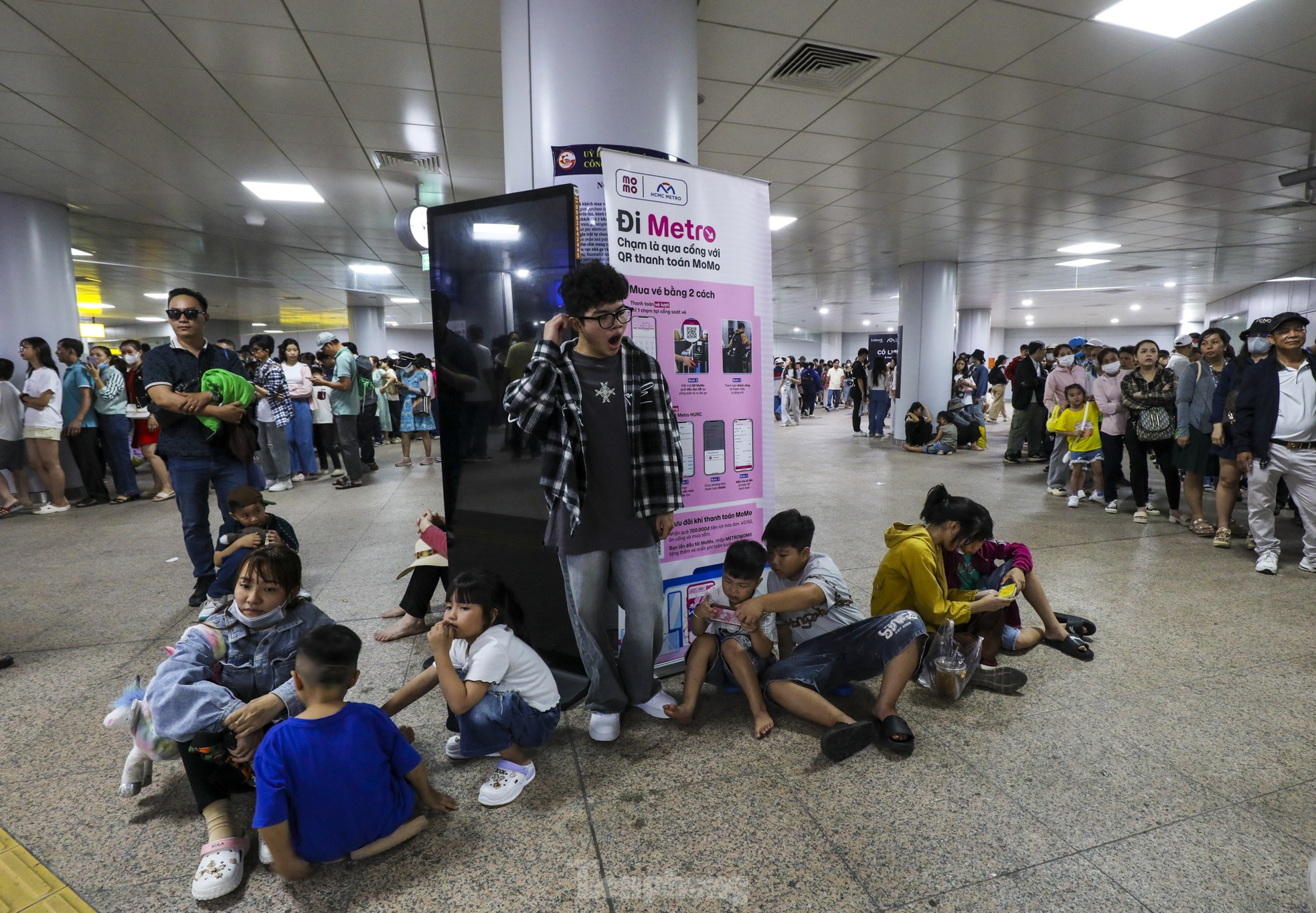 'Biển người' xếp hàng, chờ cả tiếng để đi metro TPHCM ngày mùng 3 Tết- Ảnh 5.