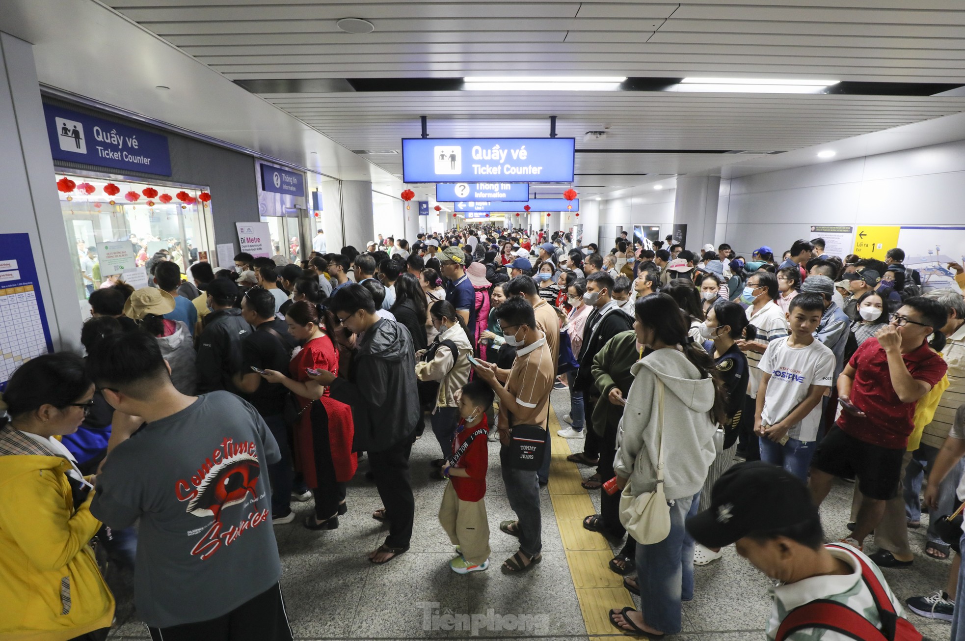 'Biển người' xếp hàng, chờ cả tiếng để đi metro TPHCM ngày mùng 3 Tết- Ảnh 1.