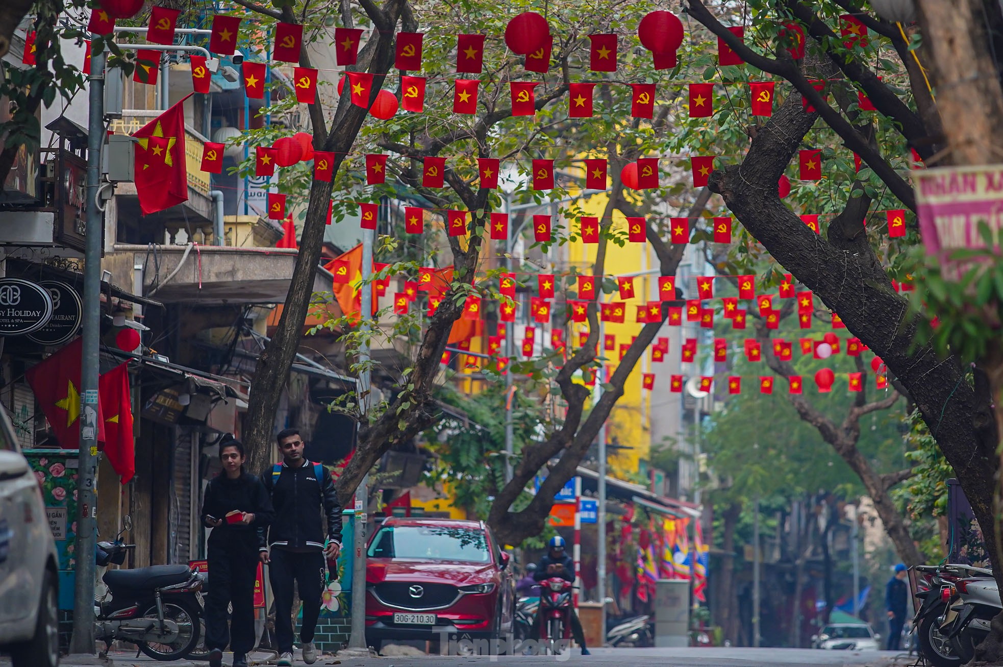 Phố phường Hà Nội trang hoàng rực rỡ chào mừng ngày thành lập Đảng- Ảnh 14.