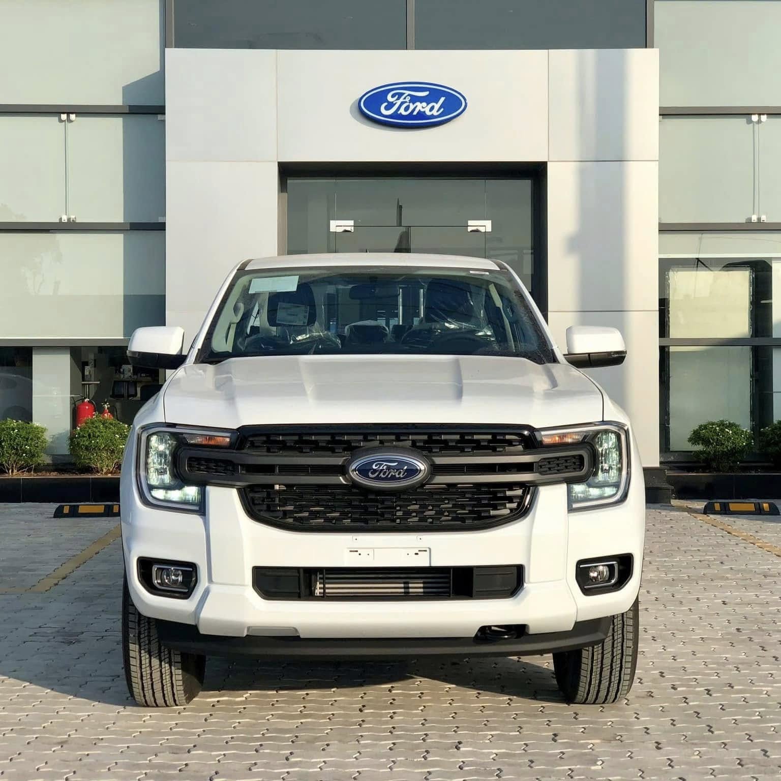 Ford Ranger âm thầm bổ sung bản mới ở Việt Nam: Đắt hơn XLS 1 cầu 26 triệu đồng, thêm lót thùng, nắp cuộn- Ảnh 4.