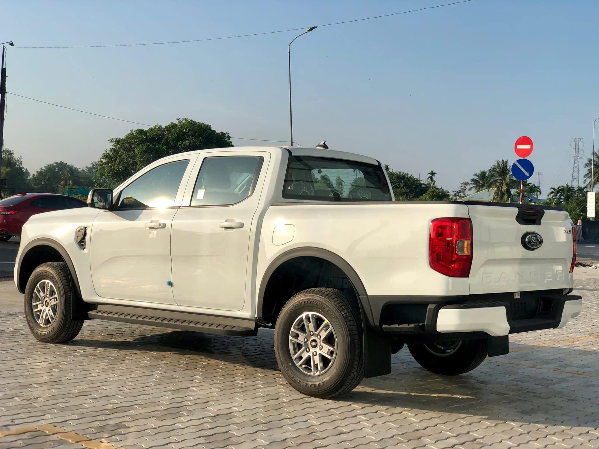 Ford Ranger âm thầm bổ sung bản mới ở Việt Nam: Đắt hơn XLS 1 cầu 26 triệu đồng, thêm lót thùng, nắp cuộn- Ảnh 6.