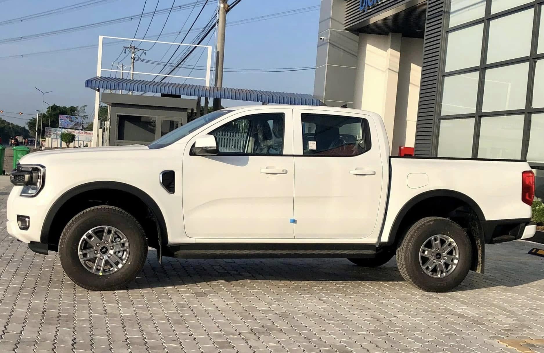 Ford Ranger âm thầm bổ sung bản mới ở Việt Nam: Đắt hơn XLS 1 cầu 26 triệu đồng, thêm lót thùng, nắp cuộn- Ảnh 7.