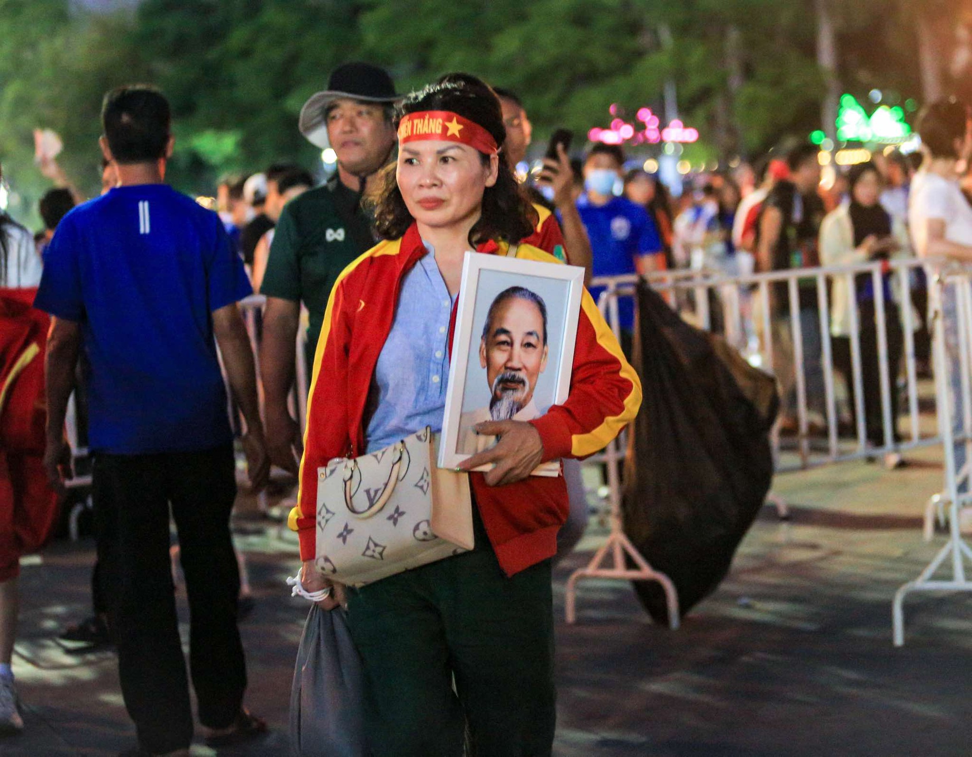 "Cam thường" tóm dính Chu Thanh Huyền vui đùa trên phố, khác hẳn lúc "vào vai" nàng WAG nghiêm túc đến cổ vũ Quang Hải- Ảnh 9.