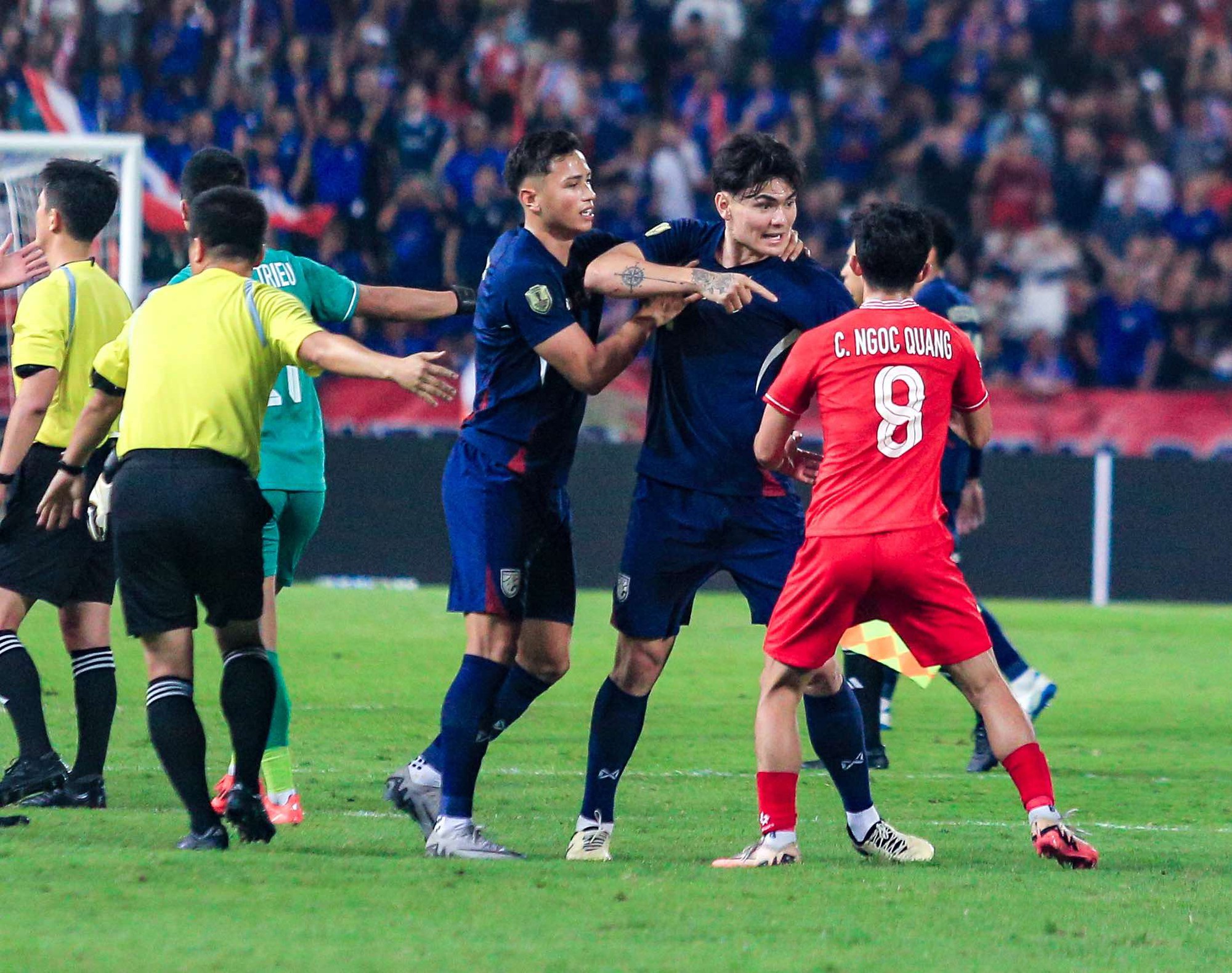 Cạn lời với bàn thắng của Thái Lan, Quang Hải phản ứng cực gắt, fair-play ở đâu!- Ảnh 8.