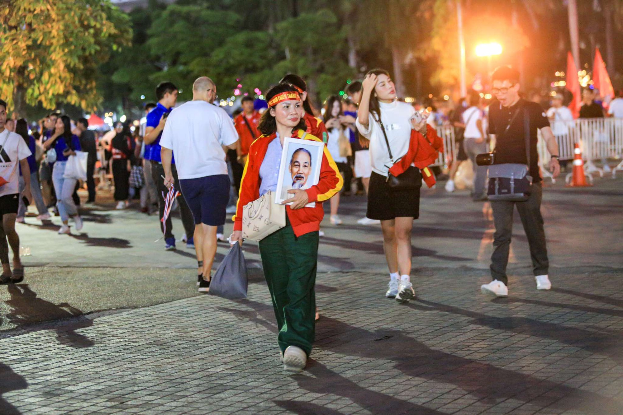 "Cam thường" tóm dính Chu Thanh Huyền vui đùa trên phố, khác hẳn lúc "vào vai" nàng WAG nghiêm túc đến cổ vũ Quang Hải- Ảnh 7.