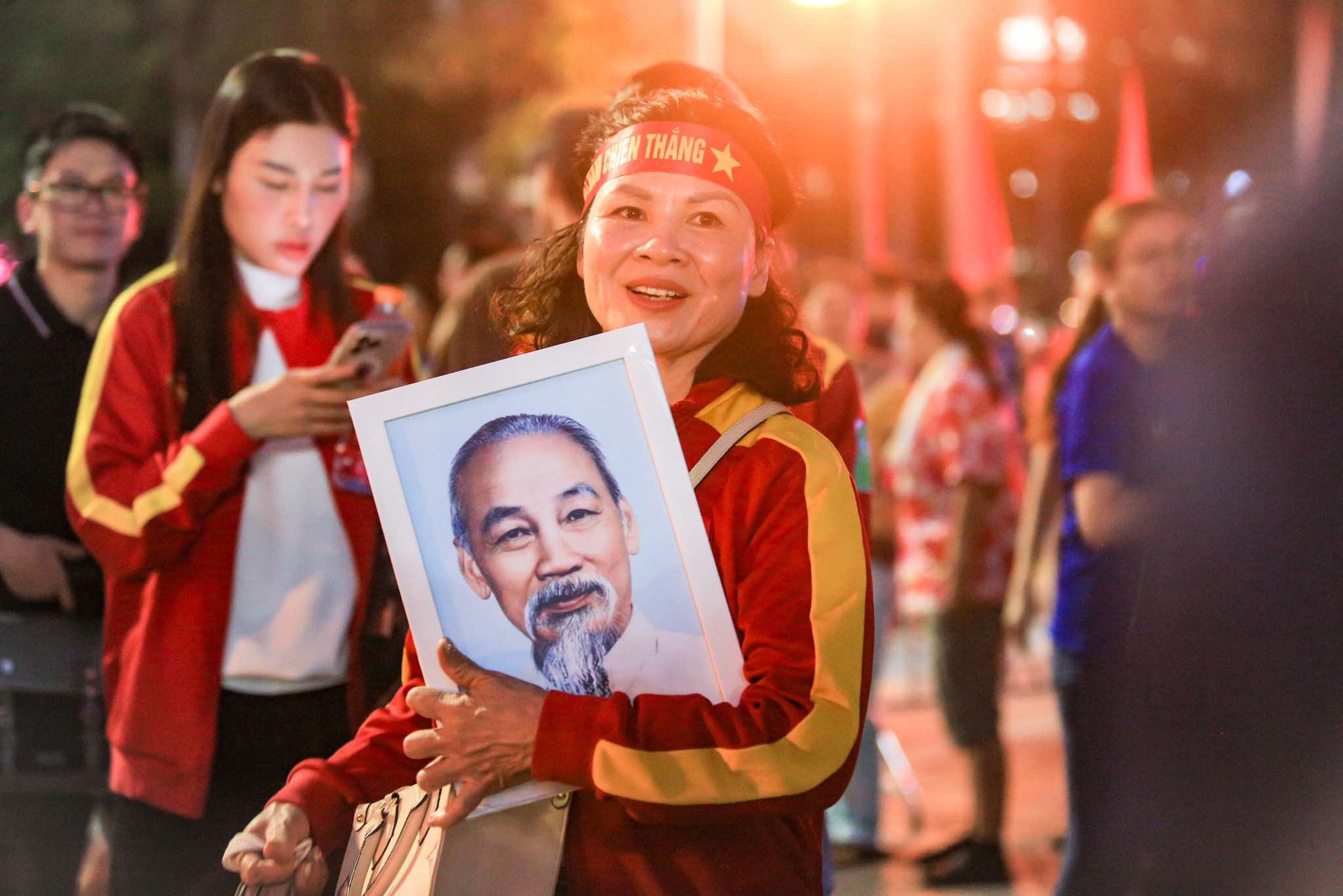 "Cam thường" tóm dính Chu Thanh Huyền vui đùa trên phố, khác hẳn lúc "vào vai" nàng WAG nghiêm túc đến cổ vũ Quang Hải- Ảnh 8.