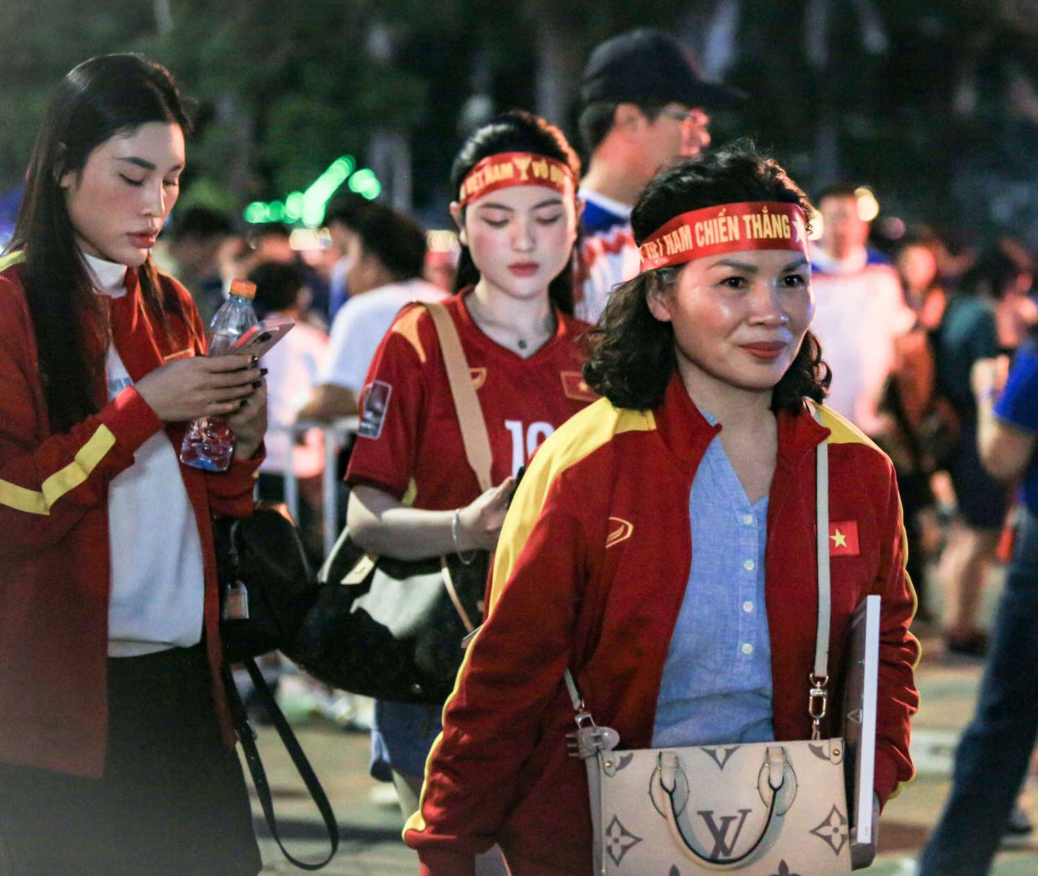 "Cam thường" tóm dính Chu Thanh Huyền vui đùa trên phố, khác hẳn lúc "vào vai" nàng WAG nghiêm túc đến cổ vũ Quang Hải- Ảnh 10.