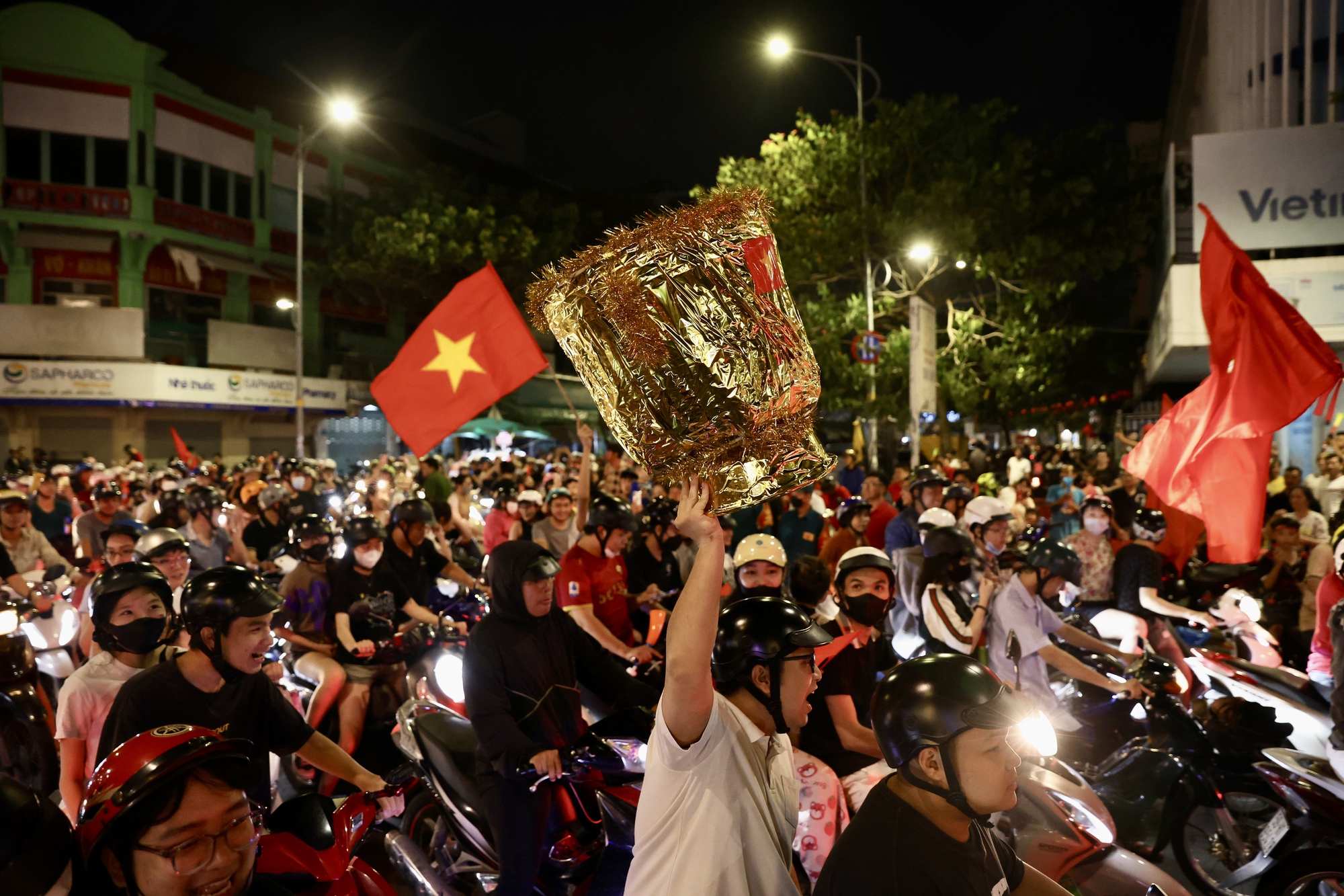 Một đêm không ngủ: Hàng triệu người đổ xuống đường ăn mừng chiến thắng huy hoàng của đội tuyển Việt Nam- Ảnh 26.