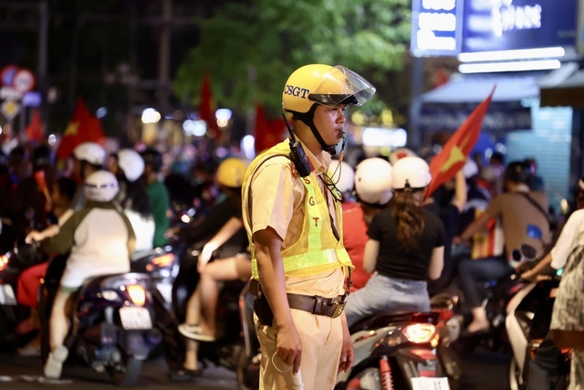 Một đêm không ngủ: Hàng triệu người đổ xuống đường ăn mừng chiến thắng huy hoàng của đội tuyển Việt Nam- Ảnh 12.