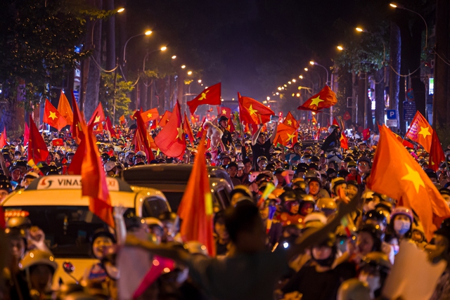 Một đêm không ngủ: Hàng triệu người đổ xuống đường ăn mừng chiến thắng huy hoàng của đội tuyển Việt Nam- Ảnh 62.