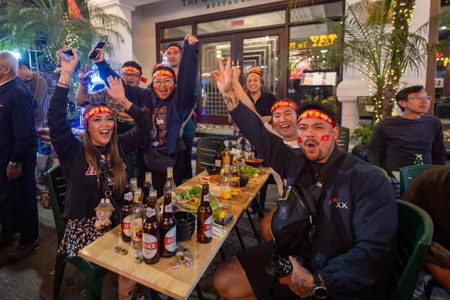 Khách nước ngoài ở Hà Nội nói về chiến thắng của đội tuyển Việt Nam dù thiếu vắng Xuân Sơn- Ảnh 12.