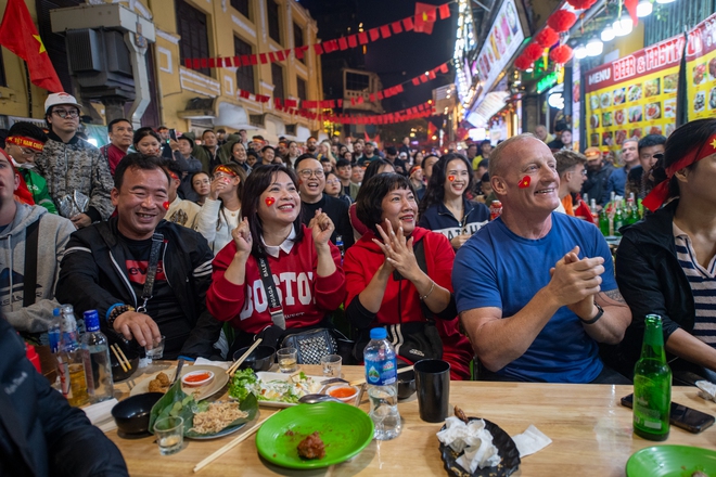 Khách nước ngoài ở Hà Nội nói về chiến thắng của đội tuyển Việt Nam dù thiếu vắng Xuân Sơn- Ảnh 10.