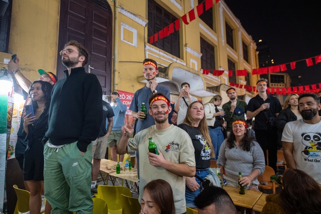 Khách nước ngoài ở Hà Nội nói về chiến thắng của đội tuyển Việt Nam dù thiếu vắng Xuân Sơn- Ảnh 3.