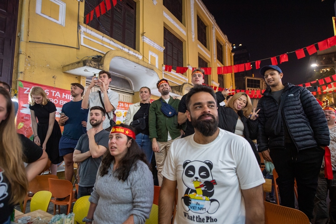 Khách nước ngoài ở Hà Nội nói về chiến thắng của đội tuyển Việt Nam dù thiếu vắng Xuân Sơn- Ảnh 9.