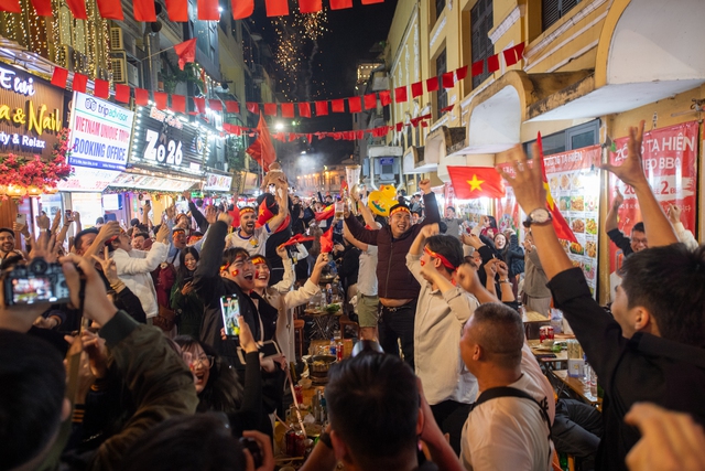 Khách nước ngoài ở Hà Nội nói về chiến thắng của đội tuyển Việt Nam dù thiếu vắng Xuân Sơn- Ảnh 1.