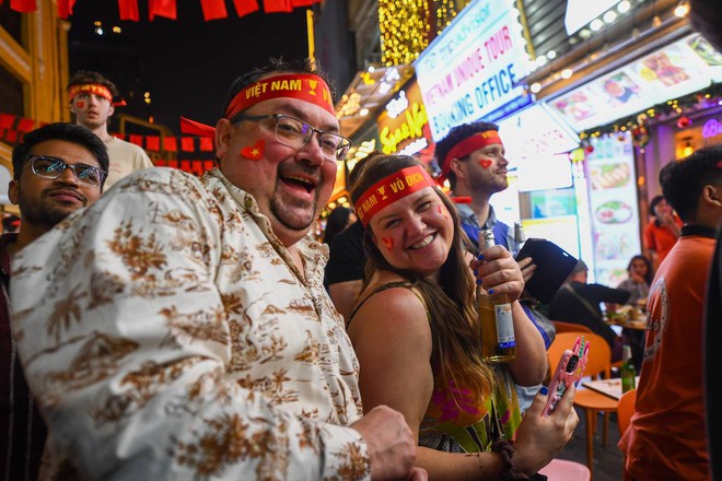 Khách nước ngoài ở Hà Nội nói về chiến thắng của đội tuyển Việt Nam dù thiếu vắng Xuân Sơn- Ảnh 4.