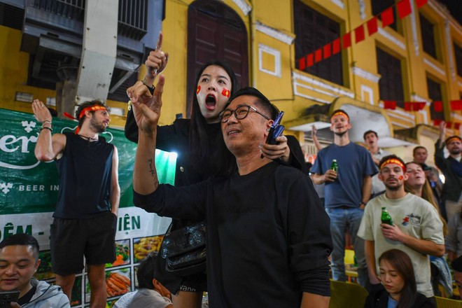 Khách nước ngoài ở Hà Nội nói về chiến thắng của đội tuyển Việt Nam dù thiếu vắng Xuân Sơn- Ảnh 7.