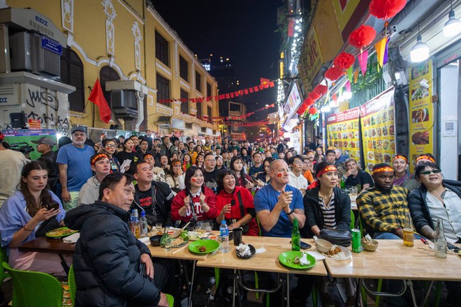 Khách nước ngoài ở Hà Nội nói về chiến thắng của đội tuyển Việt Nam dù thiếu vắng Xuân Sơn- Ảnh 2.