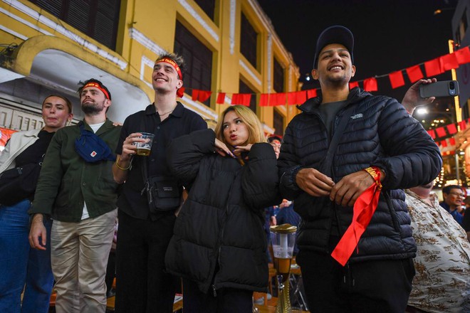 Khách nước ngoài ở Hà Nội nói về chiến thắng của đội tuyển Việt Nam dù thiếu vắng Xuân Sơn- Ảnh 8.