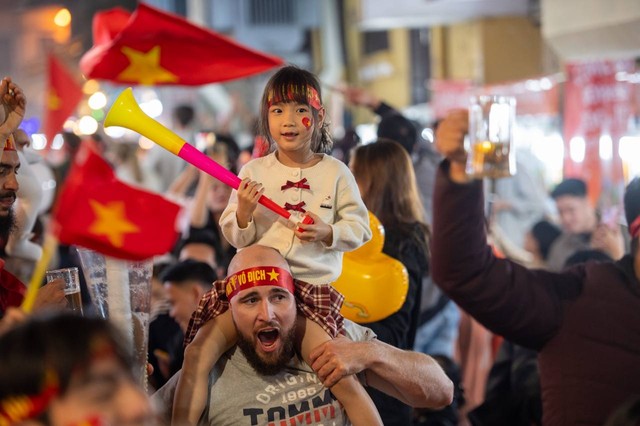 Khách nước ngoài ở Hà Nội nói về chiến thắng của đội tuyển Việt Nam dù thiếu vắng Xuân Sơn- Ảnh 5.