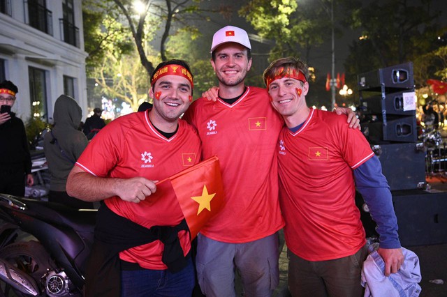 Khách nước ngoài ở Hà Nội nói về chiến thắng của đội tuyển Việt Nam dù thiếu vắng Xuân Sơn- Ảnh 11.