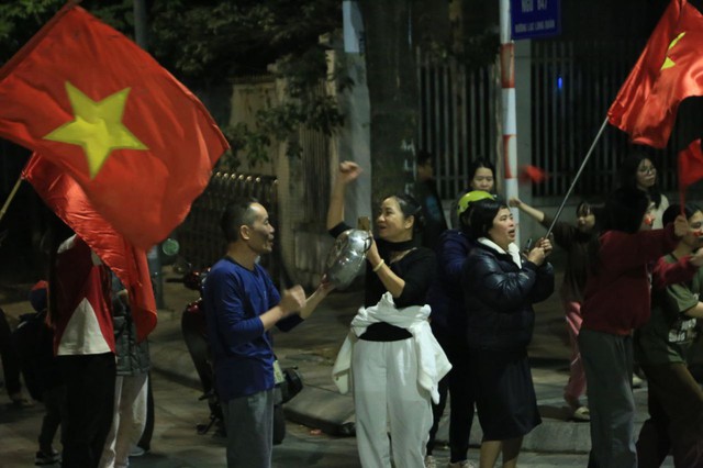 Một đêm không ngủ: Hàng triệu người đổ xuống đường ăn mừng chiến thắng huy hoàng của đội tuyển Việt Nam- Ảnh 40.