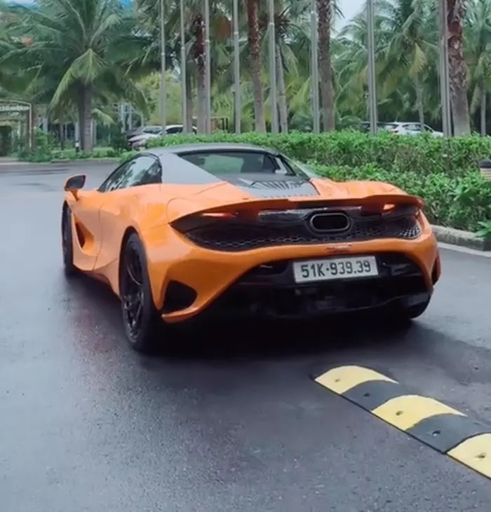 Vừa về với hot tiktoker, McLaren 750S Spider đầu tiên tại Việt Nam đã được gắn biển ‘thần tài’, trị giá ngang 1 chiếc Toyota Camry- Ảnh 2.