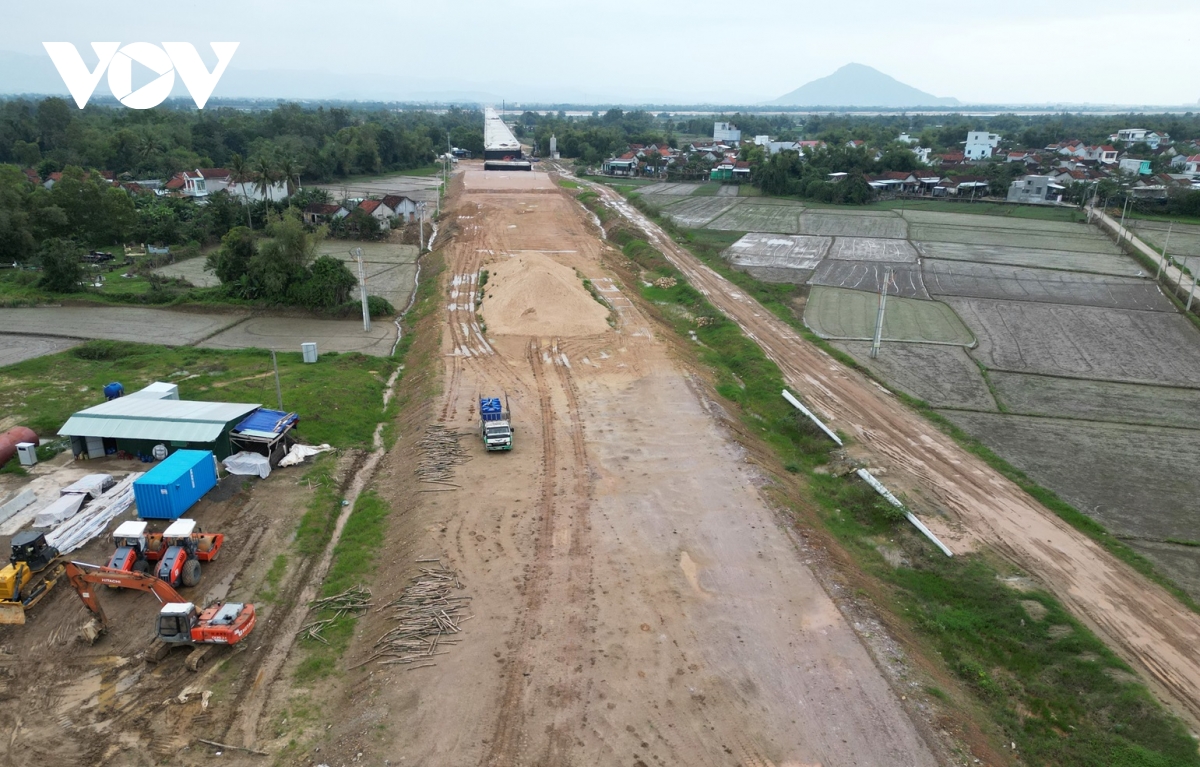 Tăng ca, tăng kíp thi công cao tốc Bắc - Nam qua tỉnh Phú Yên- Ảnh 2.