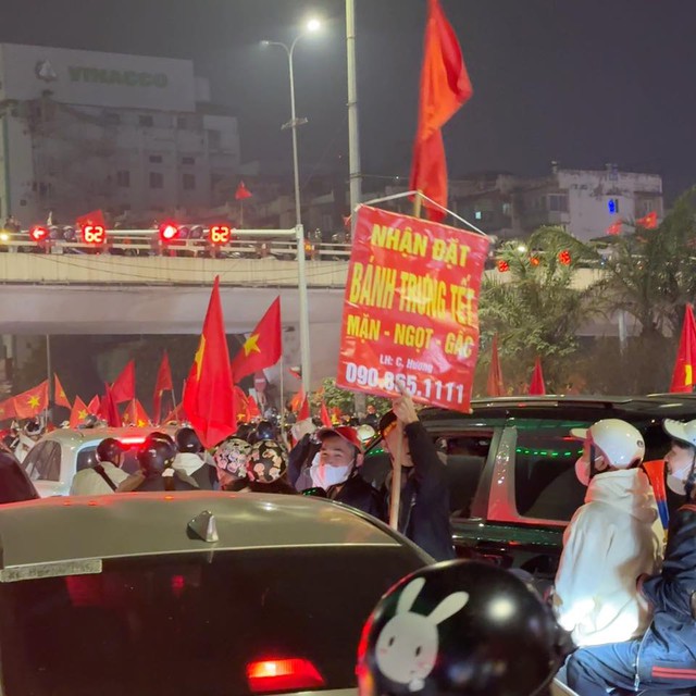 ĐT Việt Nam vô địch AFF Cup, cổ động viên cũng giành luôn chức "quán quân" trong từng pha ăn mừng: Mỗi CĐV là 1 cây hài!- Ảnh 18.